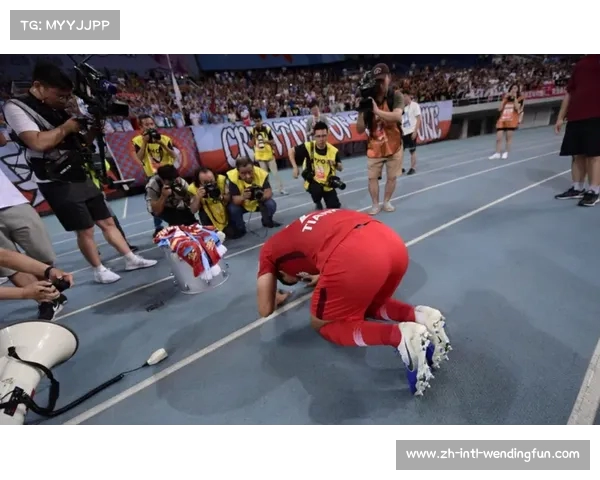 四川德比火花四溅 球迷对抗与球员争斗同样精彩绝伦